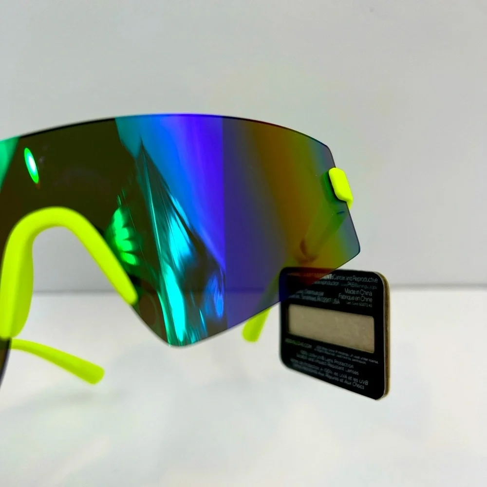 BODY GLOVE SUNGLASSES 100% UVA-UVB PROTECTION, YELLOW FRAME W/GREEN LENSES